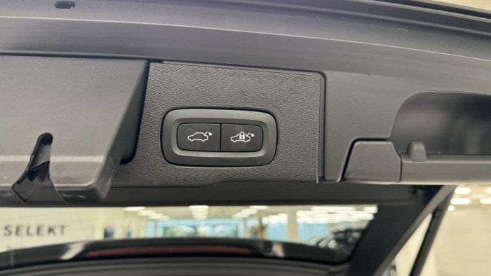 Volvo XC60 B4 PLUS DARK REZERVACE 2.0 Plus