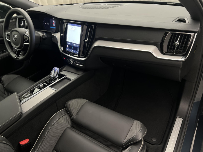 Volvo V60 B4 ULTRA DARK AUT 1.maj.