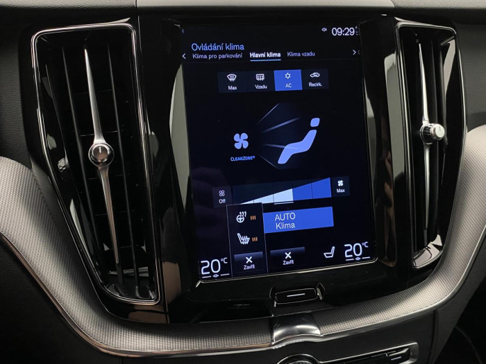 Volvo XC60 B5 AWD R-DESIGN REZERVACE