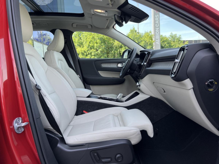 Volvo XC40 B4 AWD DARK ULTIMATE Aut 1.maj