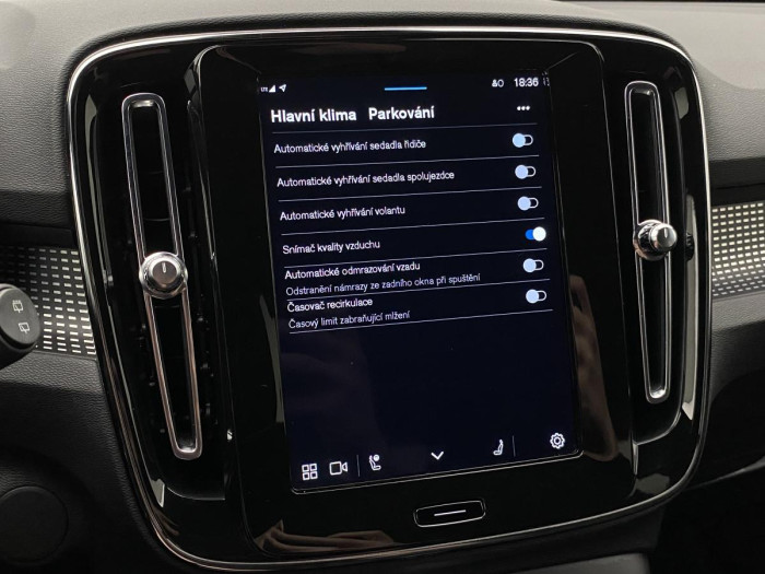 Volvo XC40 P6 RECHARGE ČR 69kWh REZERVACE
