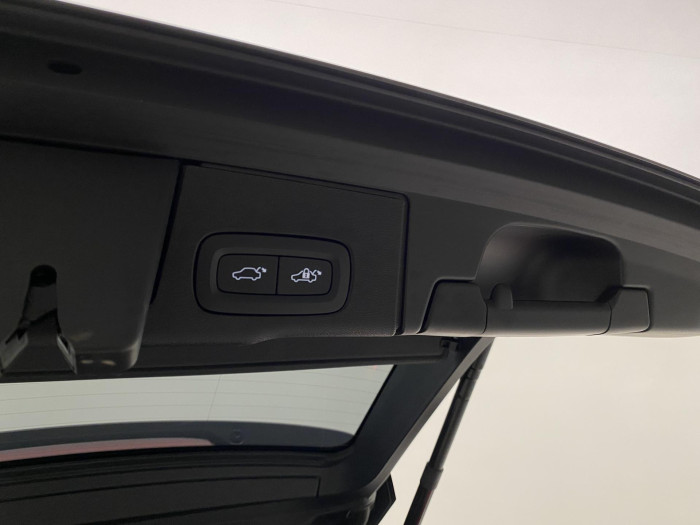 Volvo XC60 B4 AWD DARK PLUS AUT 1.maj