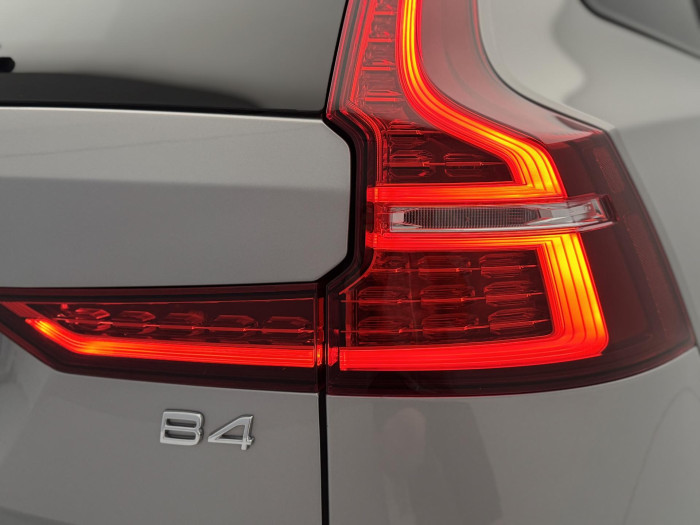 Volvo V60 B4 PLUS DARK 1.maj