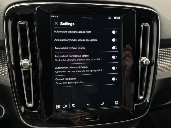 Volvo XC40 B4 ULTIMATE DARK REZERVACE