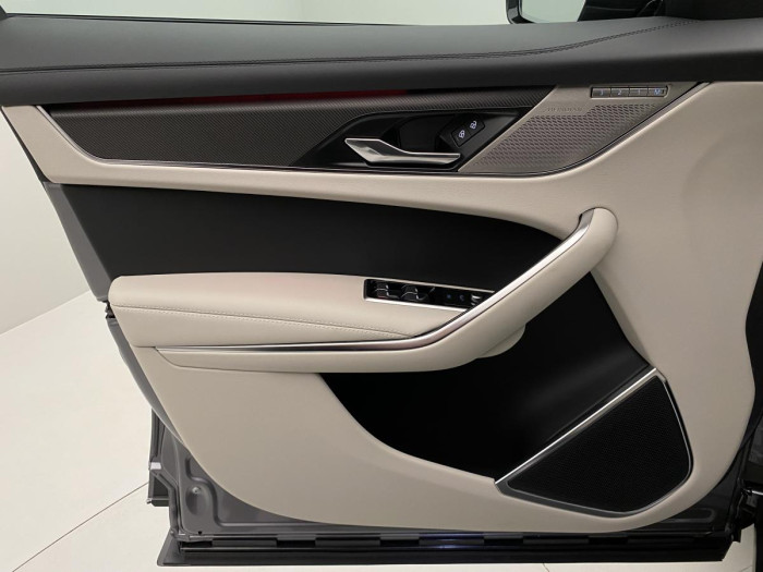 Jaguar F-Pace SVR 5.0 AWD AUT REZERVACE