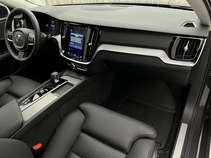 Volvo V60 B4 PLUS DARK AUT 1.maj.
