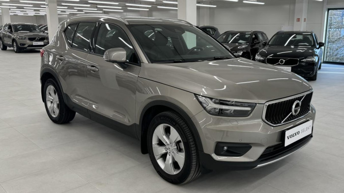 Volvo XC40 B4 MOMENTUM REZERVACE 2.0 Momentum