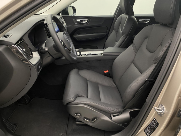 Volvo XC60 B4 AWD PLUS DARK AUT CZ