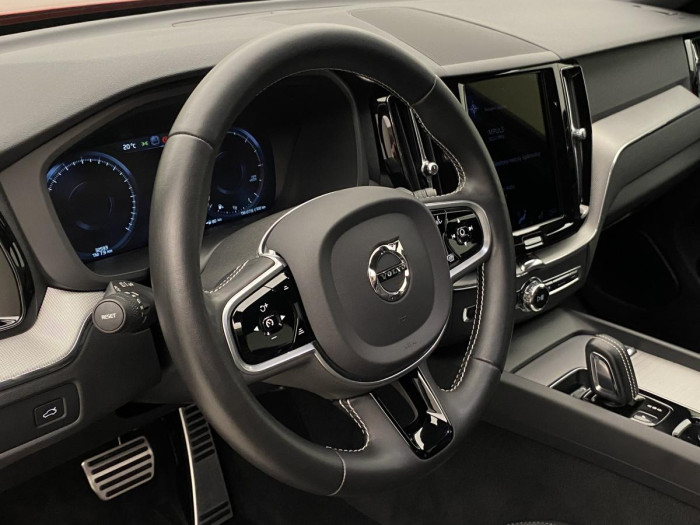 Volvo XC60 B4 AWD R-DESIGN AUT REZERVACE