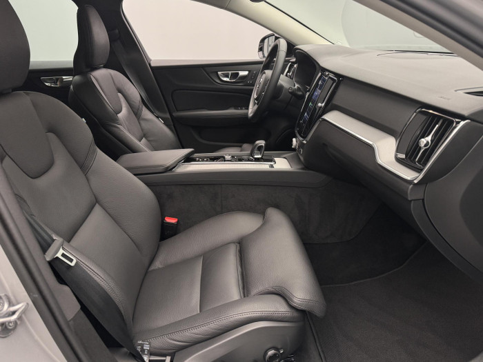 Volvo V60 B4 DARK PLUS AUT CZ 1.maj