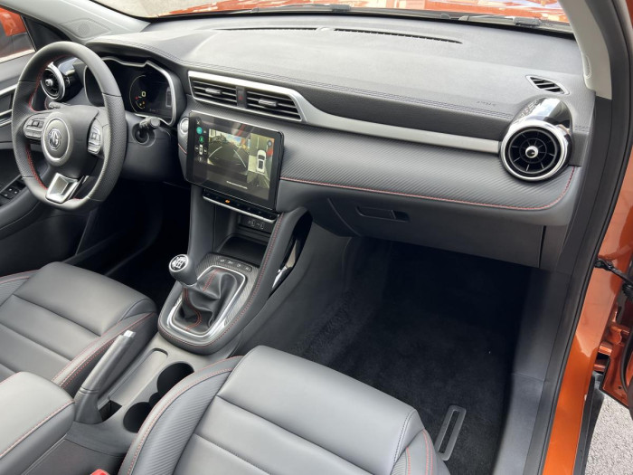 MG ZS ELEGANCE - ZIMNÍ PNEU ZDARMA* 1.0 Elegance