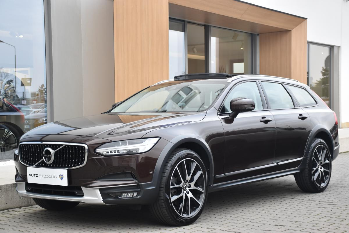 Volvo V90 CC D5 AWD PRO AUT REZERVACE 2.0 d CC CC