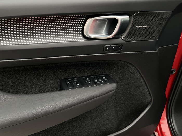 Volvo XC40 B3 ULTRA DARK AUT CZ 1.maj.