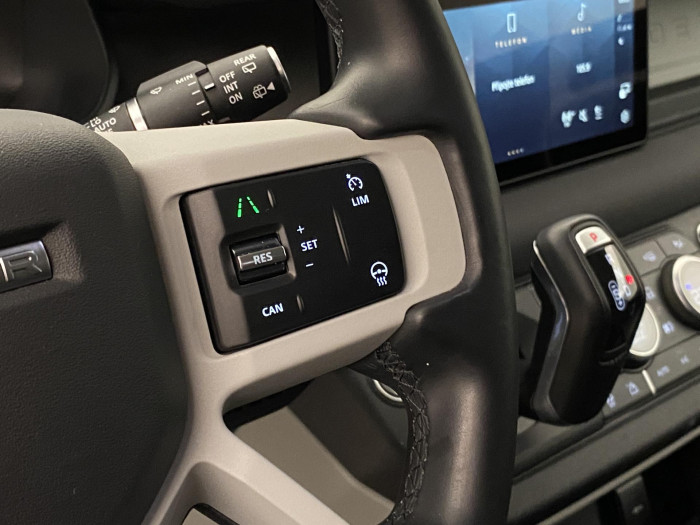 Land Rover Defender D250 SE AWD AUT REZERVACE 3.0 d SE