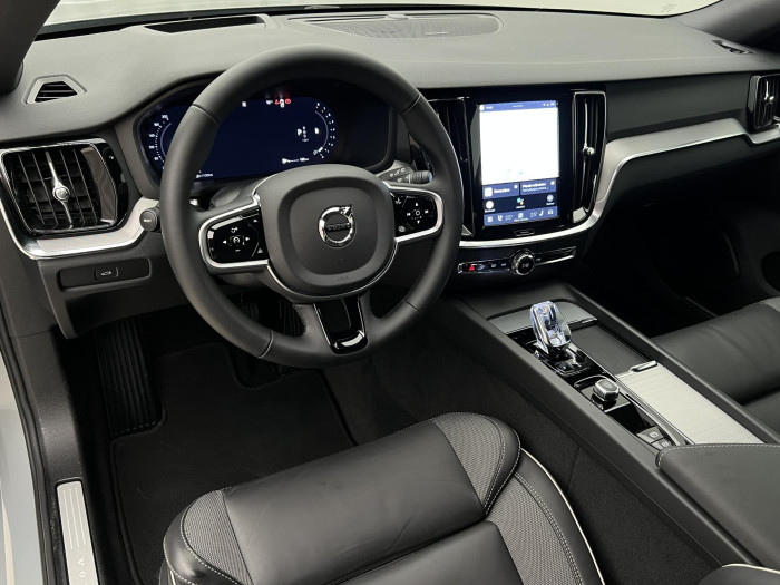 Volvo V60 B4 PLUS DARK AUT 1.maj.