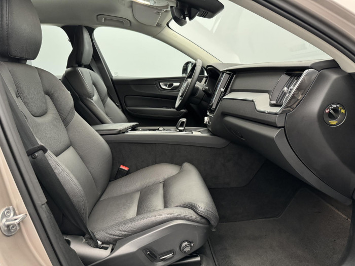 Volvo XC60 B4 AWD PLUS DARK CZ 1.maj