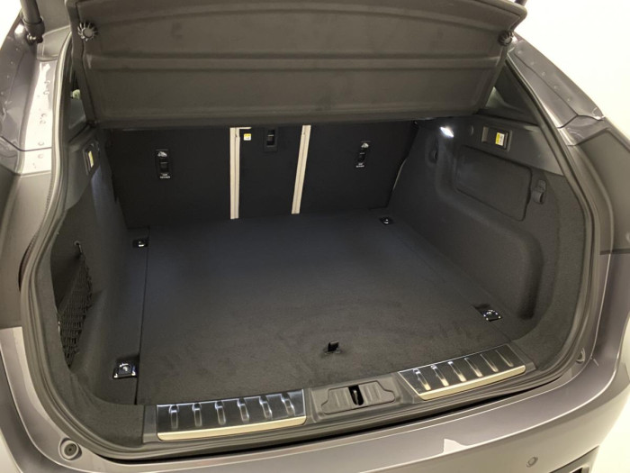 Jaguar F-Pace SVR 5.0 AWD AUT REZERVACE