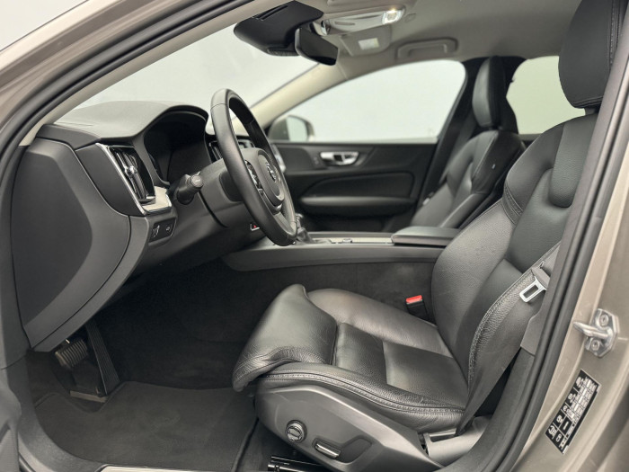 Volvo V60 CC D4 AWD MOMENTUM REZERVACE 2.0 d CC CC Momentum