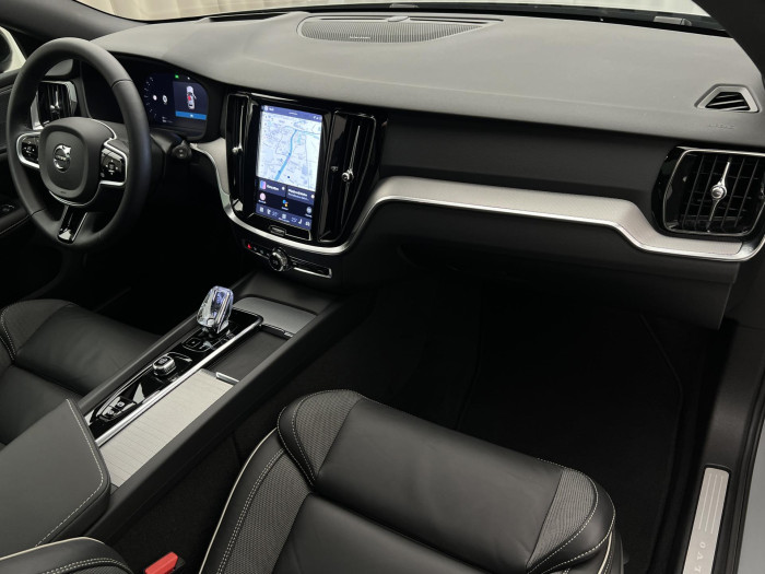 Volvo V60 B4 PLUS DARK AUT 1.maj.