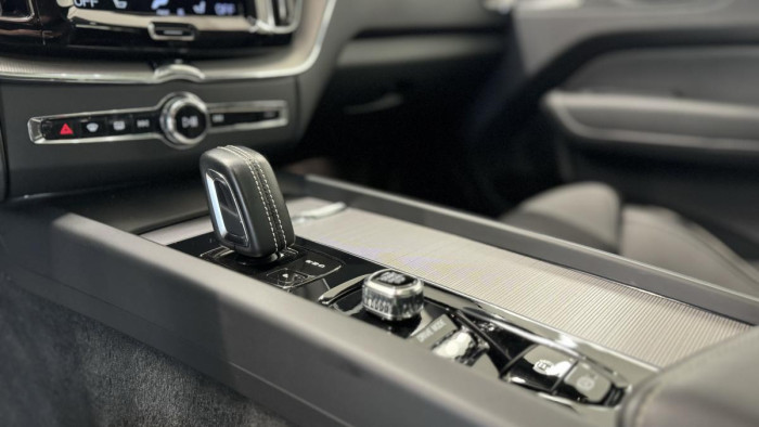 Volvo XC60 B4 AWD R-DESIGN REZERVACE