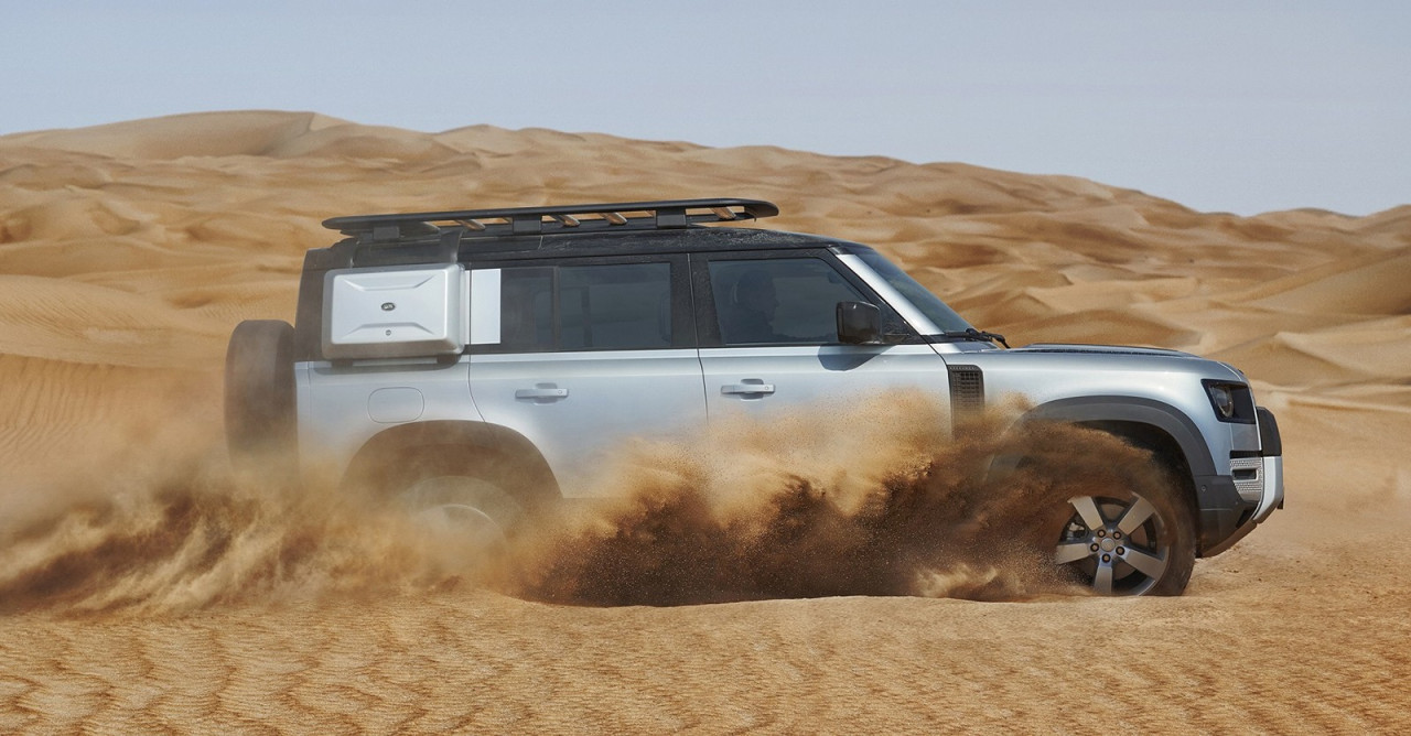 Defender je oficiální partner Dakaru od roku 2025, o rok později pak na startovní listině
