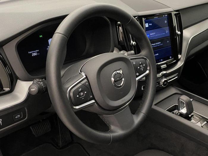 Volvo XC60 B4 MOMENTUM AUT REZERVACE 2.0 Momentum