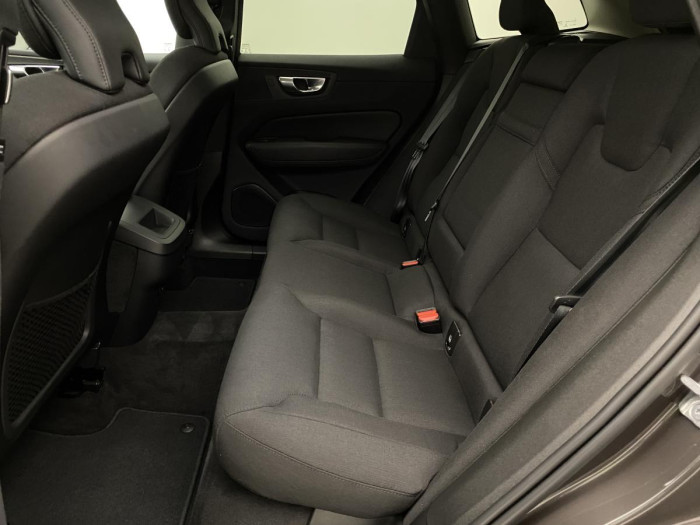 Volvo XC60 B4 MOMENTUM AUT REZERVACE 2.0 Momentum