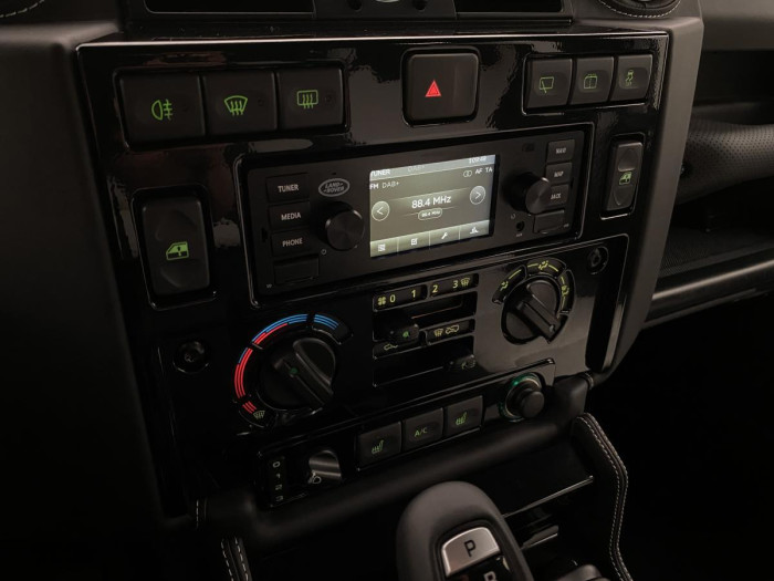 Land Rover Defender WORKS V8 TROPHY II 1 z 25 5.0 V8