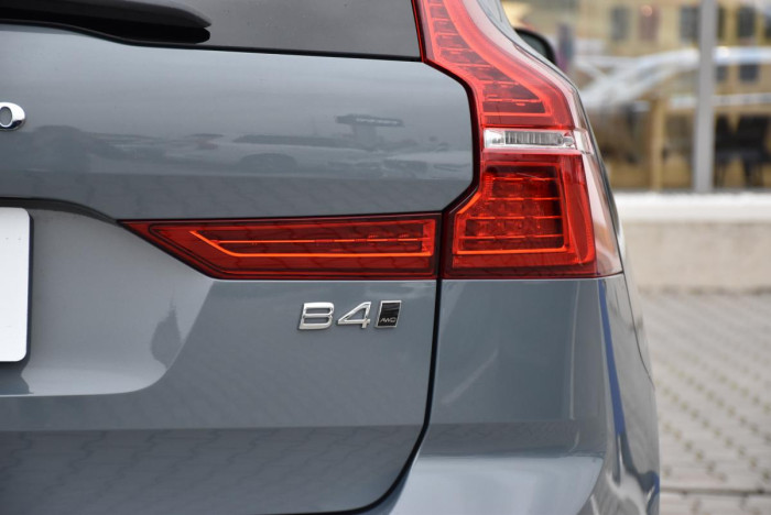 Volvo XC60 B4 AWD R-Design REZERVACE