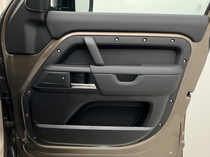 Land Rover Defender 110 D200 S AWD Aut REZERVACE 3.0 d