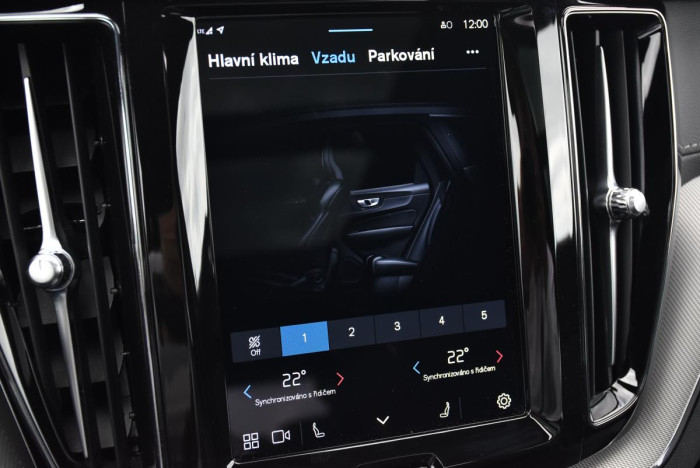 Volvo XC60 B5 AWD ULTIMATE REZERVACE