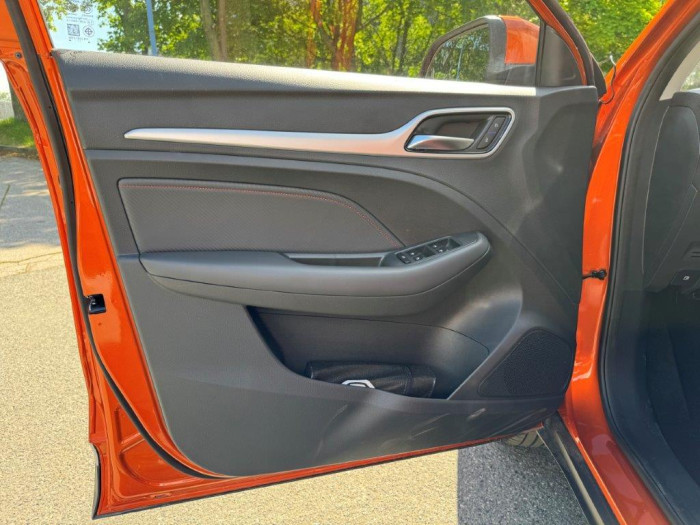 MG ZS EXCLUSIVE AUT. SKLADEM 1.0 Exclusive
