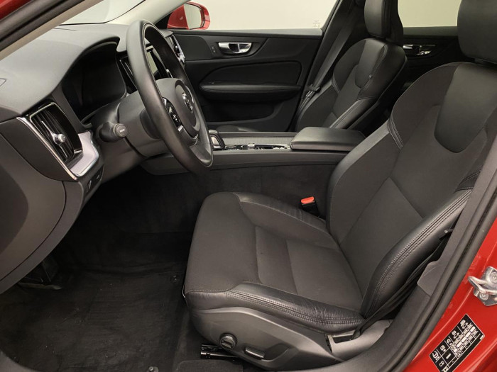 Volvo V60 B4 MOMENTUM AUT REZERVACE 2.0 Momentum