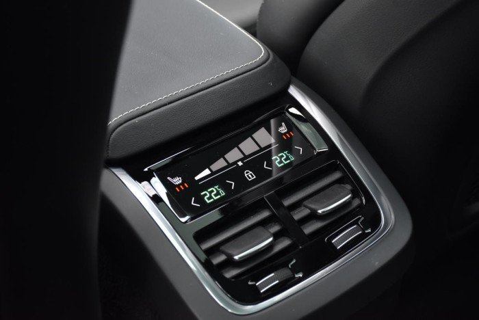 Volvo XC60 B5 AWD ULTIMATE REZERVACE
