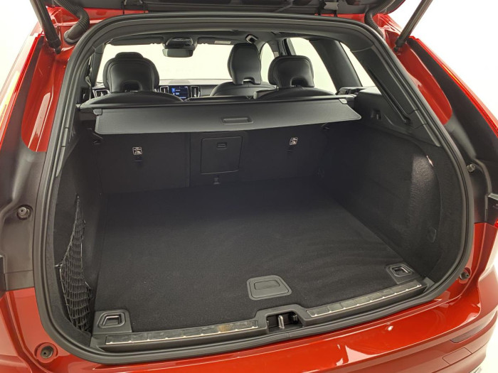 Volvo XC60 B4 AWD R-DESIGN AUT REZERVACE
