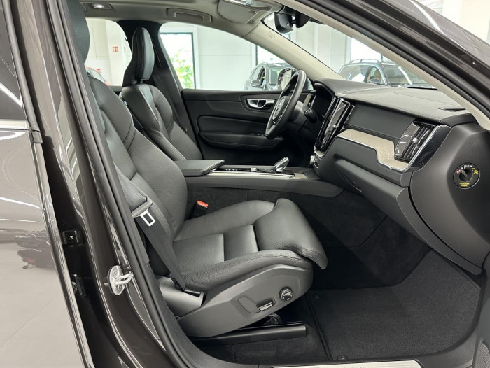 Volvo XC60 B5 AWD PLUS BRIGHT REZERVACE 2.0 Plus