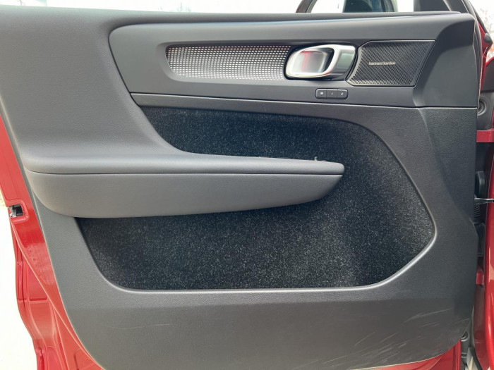 Volvo XC40 T5 R-DESIGN RECHARGE REZERVACE