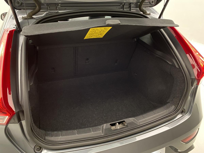 Volvo V40 T3 R-DESIGN AUT REZERVACE