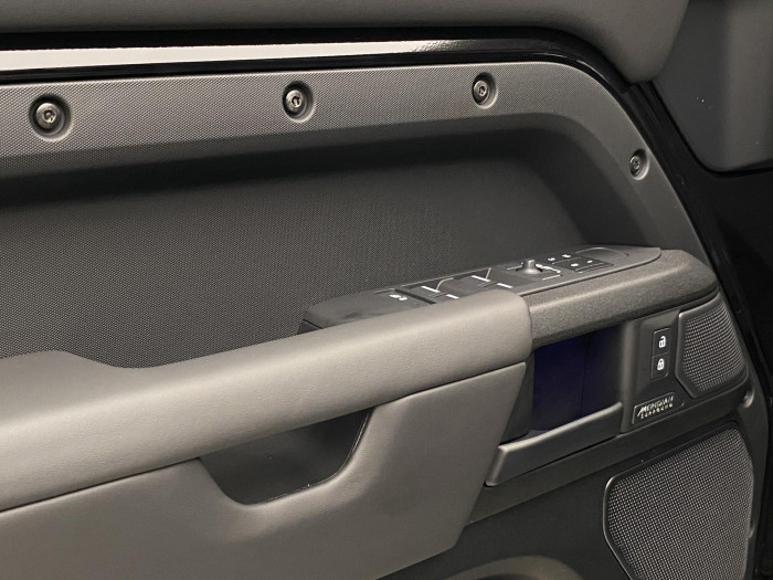 Land Rover Defender OCTA BLACK P635