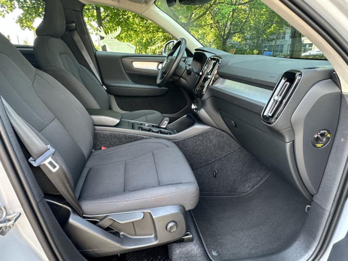 Volvo XC40 B4 AWD MOMENTUM REZERVACE 2.0 Momentum