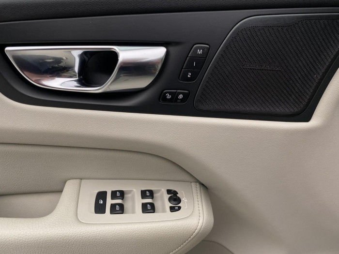 Volvo XC60 B4 AWD DARK PLUS AUT CZ