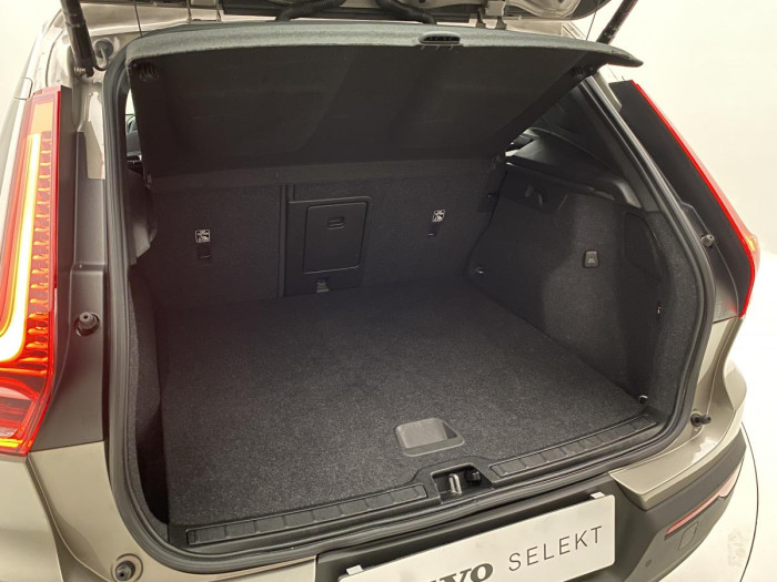 Volvo XC40 B4 MOMENTUM AUT REZERVACE 2.0 Momentum