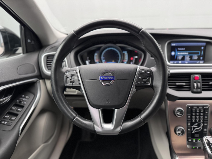 Volvo V40 CC D3 MOMENTUM AUT CZ 1.maj 2.0 d CC CC Momentum