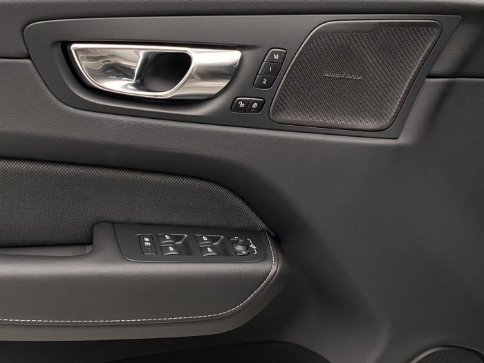 Volvo XC60 B4 AWD R-DESIGN AUT REZERVACE