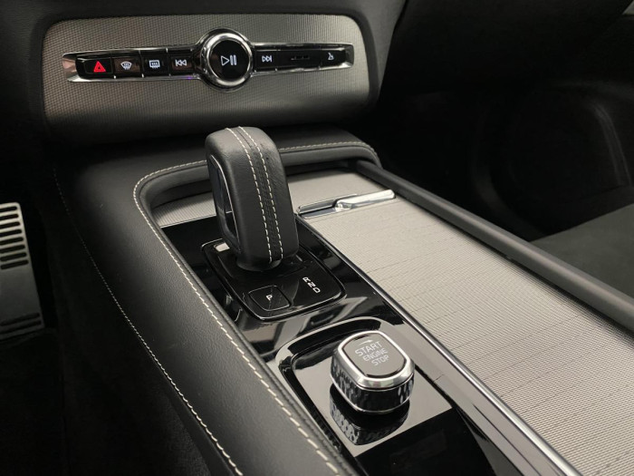 Volvo XC90 B6 AWD R-DESIGN REZERVACE