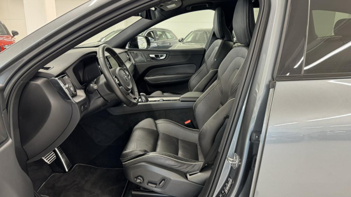 Volvo XC60 B4 AWD R-DESIGN REZERVACE
