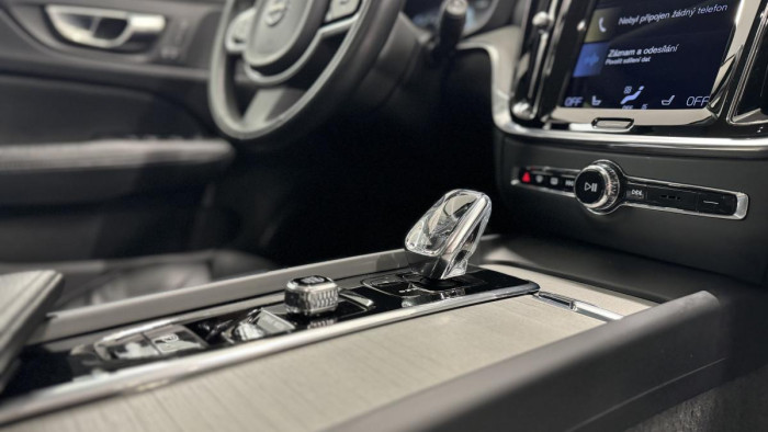 Volvo V60 B4 INSCRIPTION AUT REZERVACE
