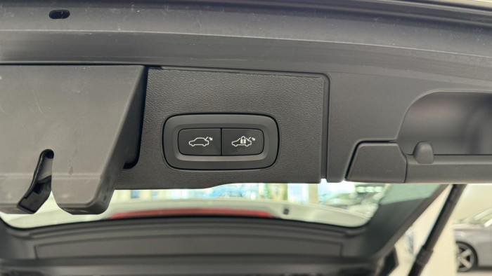 Volvo XC60 B4 PLUS DARK REZERVACE 2.0 Plus