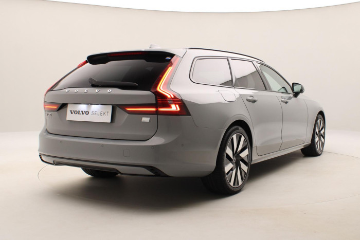 Volvo V90 T8 AWD ULTIMATE REZERVACE