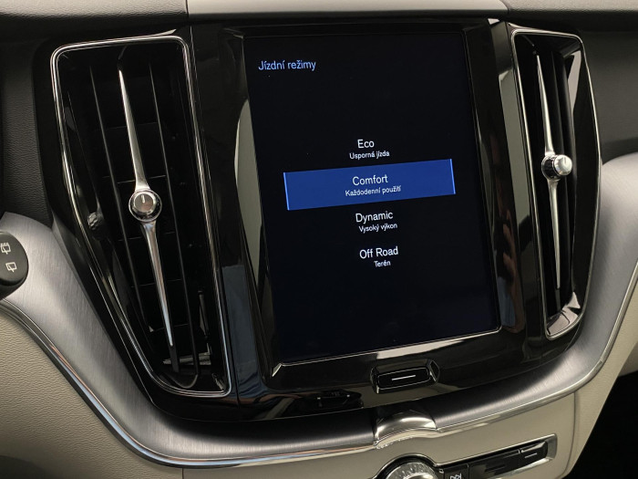 Volvo XC60 T5 AWD MOMENTUM AUT CZ 2.0 Momentum